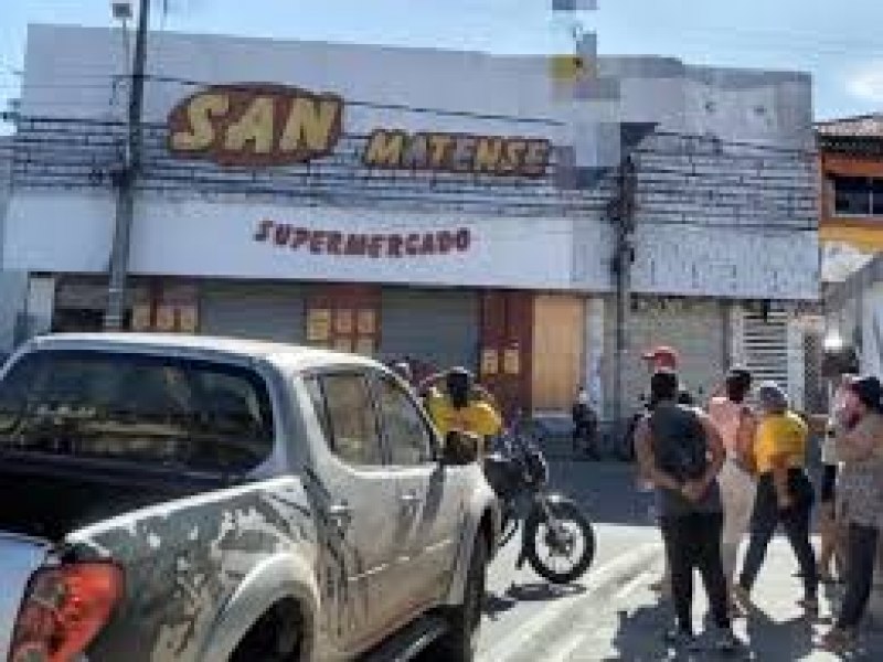 Homem morre eletrocutado durante servio de pintura em mercado