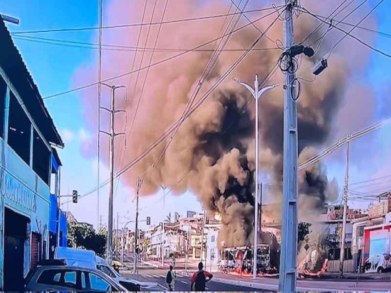 Salvador: nibus pega fogo no bairro do Lobato, veja vdeo