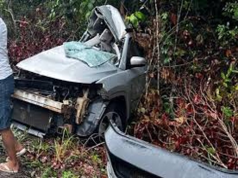 Motorista morre aps tentar fazer ultrapassagem, derrapar carro e colidir com van em rodovia no extremo sul da Bahia