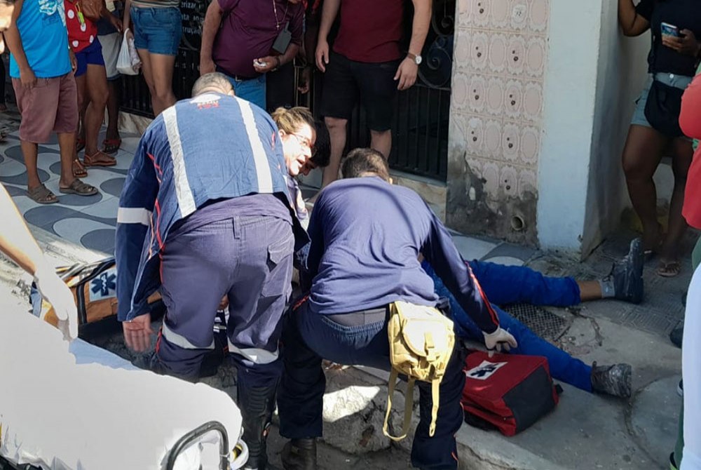 Pintor sofre choque el�trico na Rua Melchior Dias em Jacobina