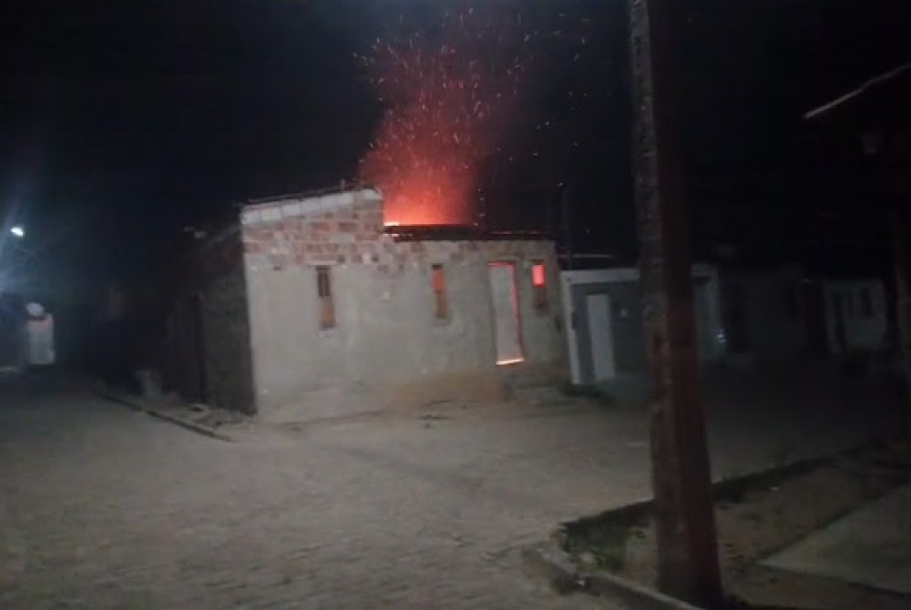 Ap�s desilus�o amorosa, jovem coloca fogo na pr�pria casa em Jacobina