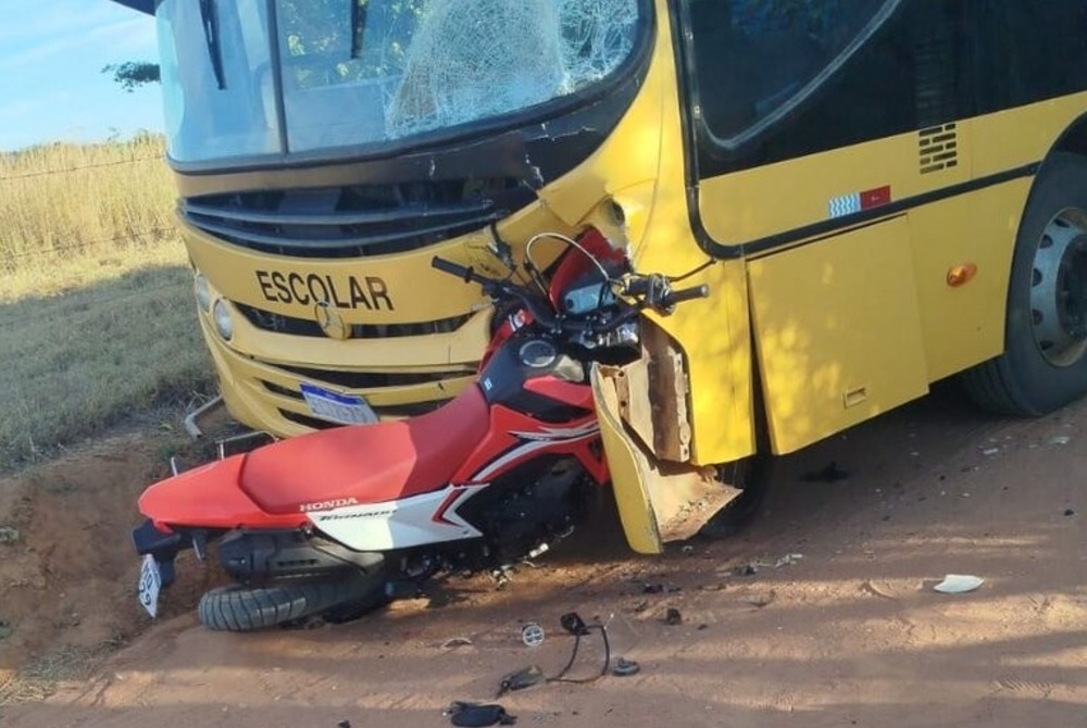 Jovem engenheiro civil e empres�rio morre v�tima de acidente entre moto e �nibus na zona rural do munic�pio de Candiba