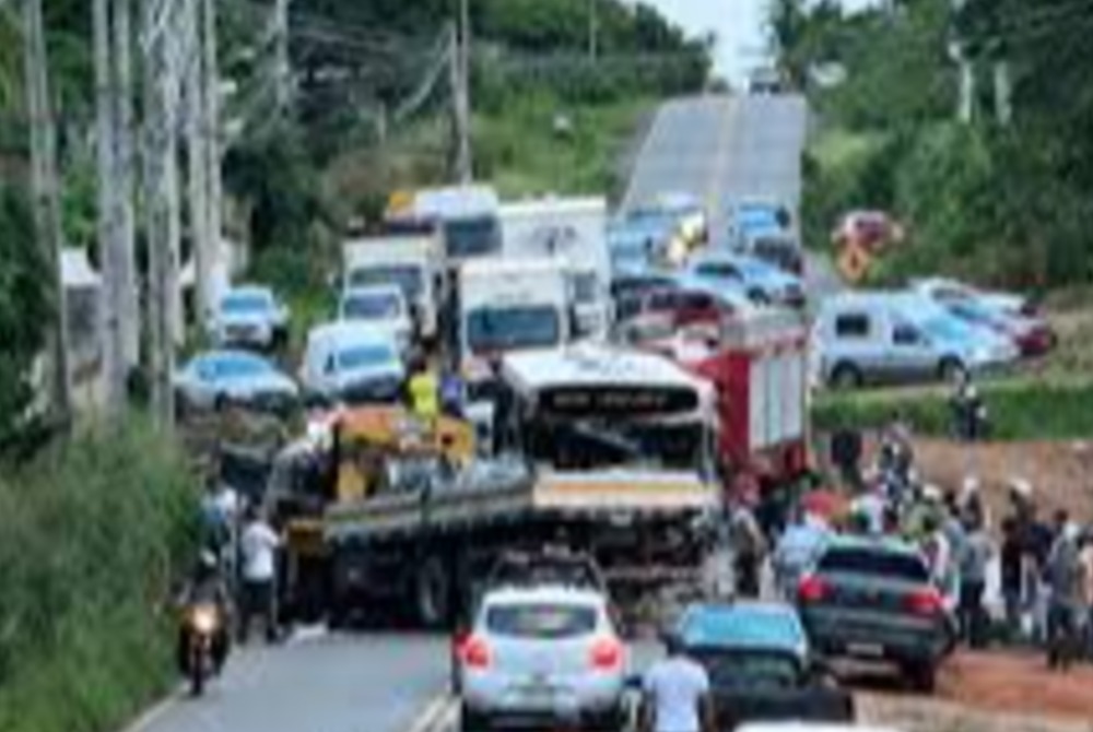 Colis�o grave entre �nibus e caminh�o deixa motorista preso �s ferragens na Estrada da Cascalheira
