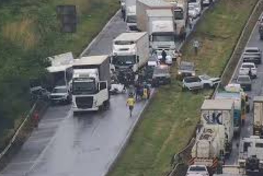 Acidente envolvendo v�rios ve�culos na BR 324 n�o houve registro de �bito