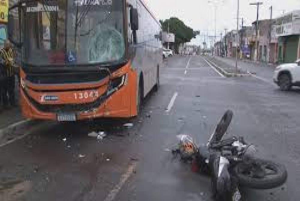 Mototaxista morre um dia antes do anivers�rio, ap�s bater em �nibus na Bahia