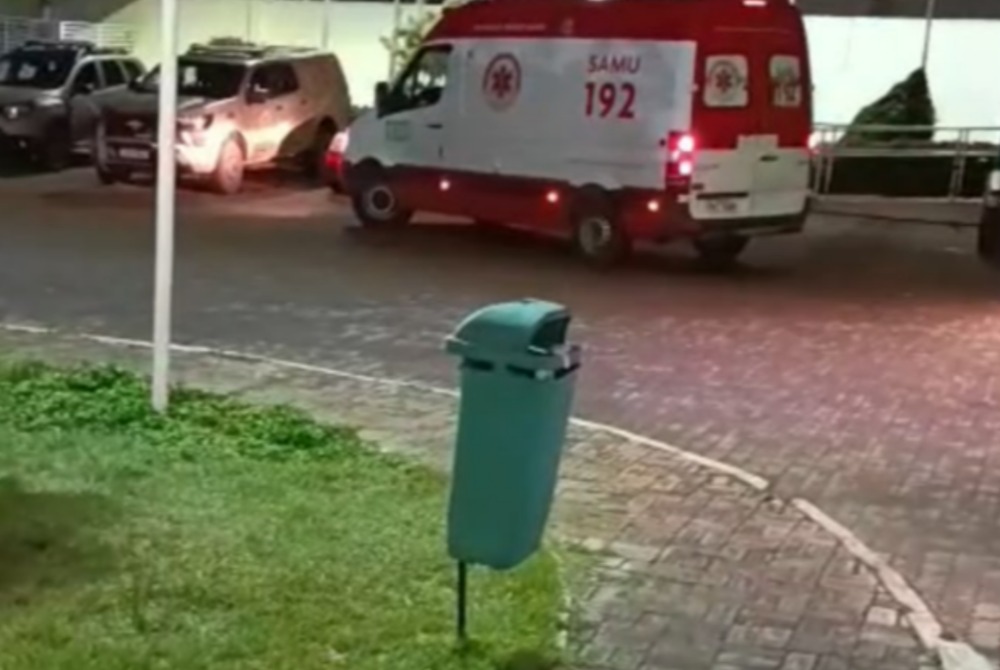 M�e e filho s�o alvejados a tiros ap�s terem casa invadida durante a madrugada em Jaguaquara menino de 02 anos foi atingido na cabe�a