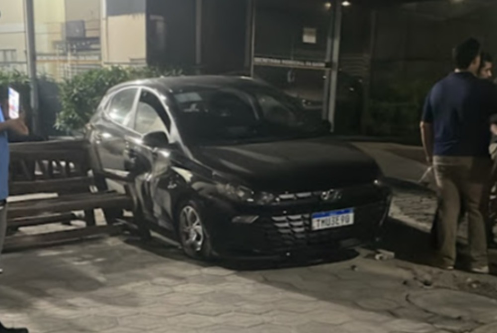 V�deo: Ve�culo desgovernado desce ladeira e atinge outros dois carros no centro de Jacobina