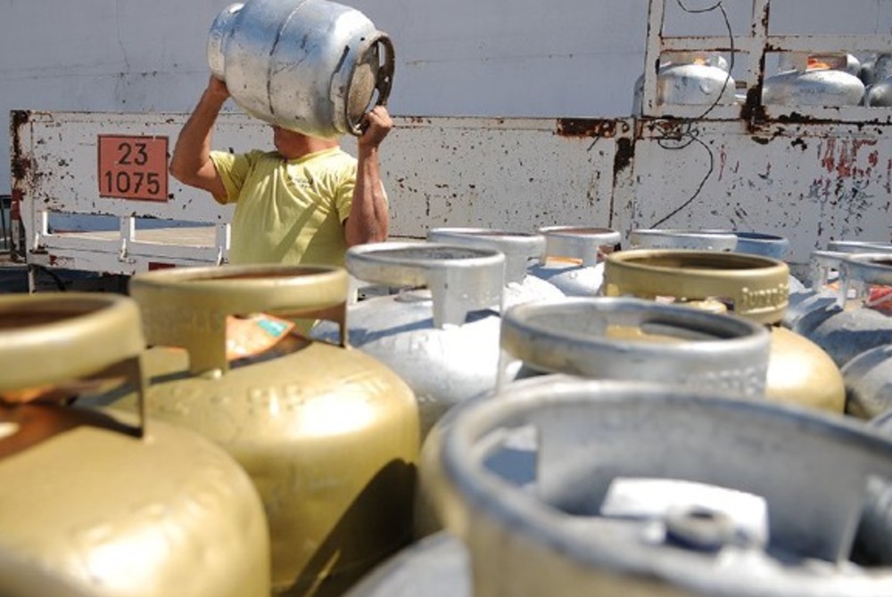 Preço do gás de cozinha cai na Bahia e botijão pode ficar até R$ 4 mais barato Preço do gás de cozinha cai na Bahia e botijão pode ficar até R$ 4 mais barato