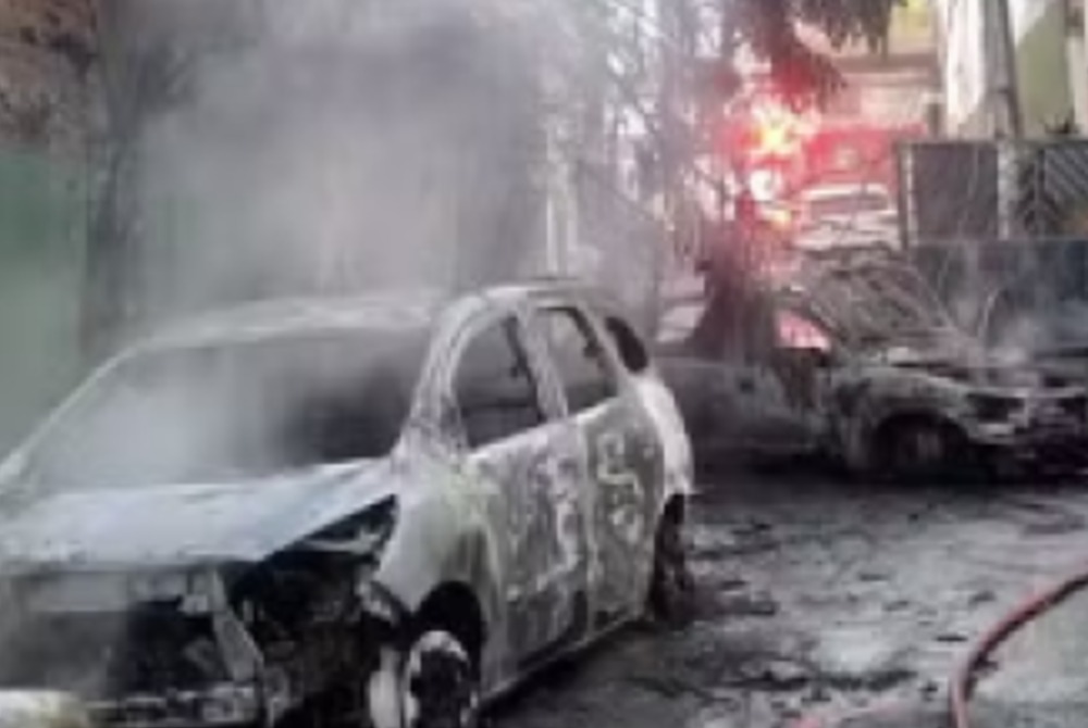 Queda de fia��o provoca inc�ndio e destr�i cinco carros e uma motocicleta