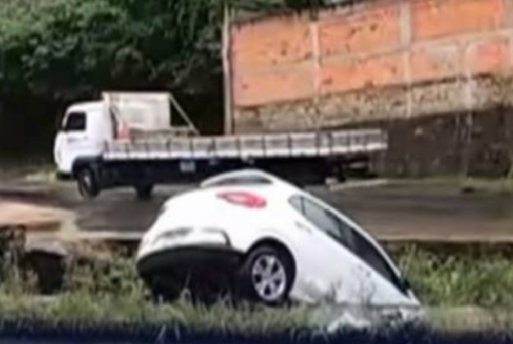 Motorista perde o controle e carro vai parar dentro de c�rrego em Pau da Lima