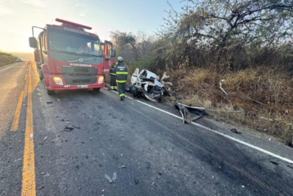 Jovem de 25 anos morre ap�s colis�o entre �nibus e carro de passeio BA-026 entre Marac�s e Contendas do Sincor�