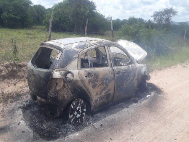 CARRO ROUBADO PRXIMO A ITABA FOI ENCONTRADO TOTALMENTE QUEIMADO EM GUAS BELAS