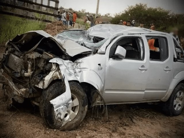 Dois homens morrem em acidente aps capotar caminhonete na PE-270