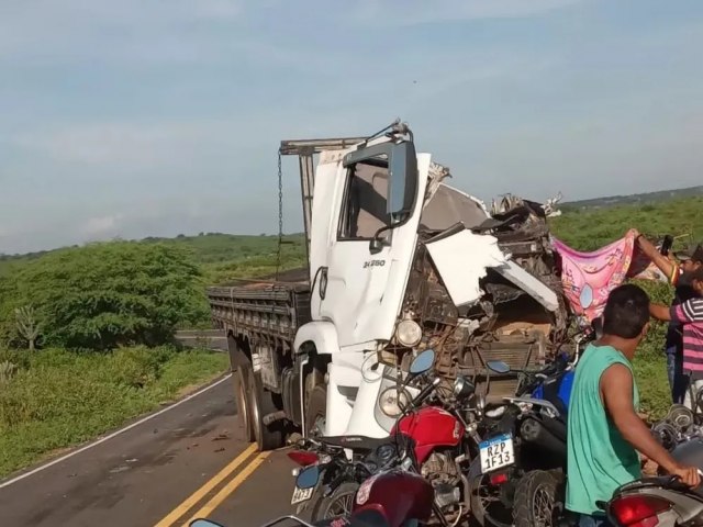 Caminhoneiro morre aps colidir veculo em outro caminho na PE-336 em Ibimirim