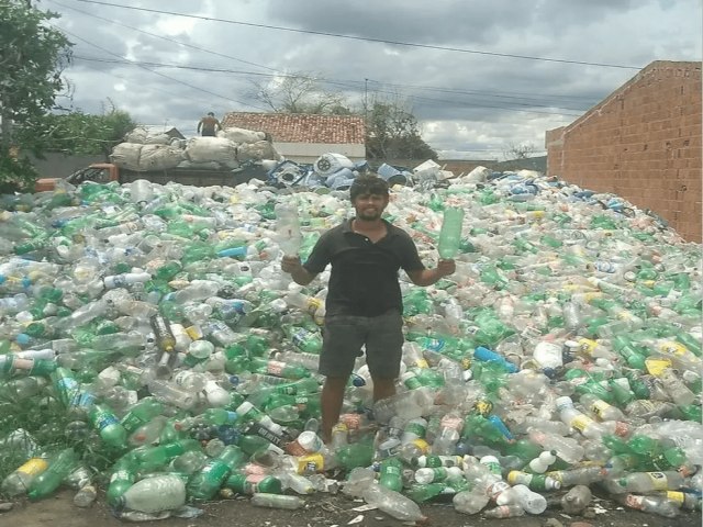 Jovem que trabalha no lixo desde criana realiza sonho de cursar Cincias Biolgicas aps ser aprovado em 2 lugar no vestibular