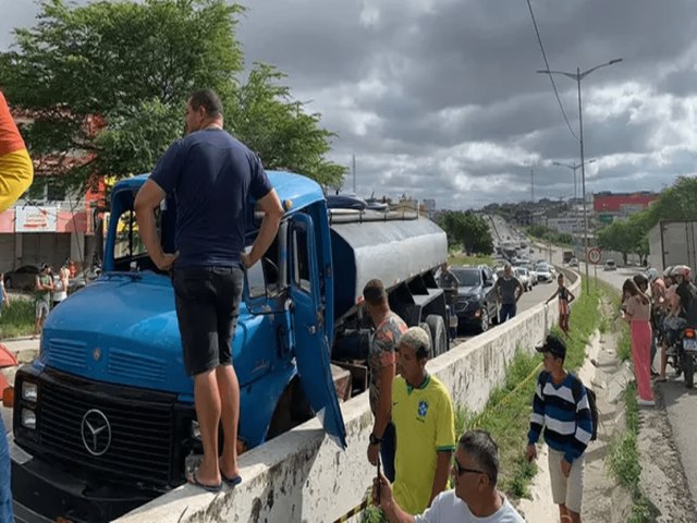 MOTORISTA PERDE CONTROLE DA DIREO, CAI DE CAMINHO E MORRE APS FICAR PRESO NA RODA TRASEIRA EM CARUARU