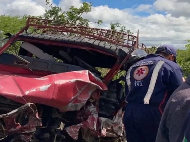 Grave acidente entre caminhonete e veculo de lotao deixa 4 mortos e vrios feridos na PE-160