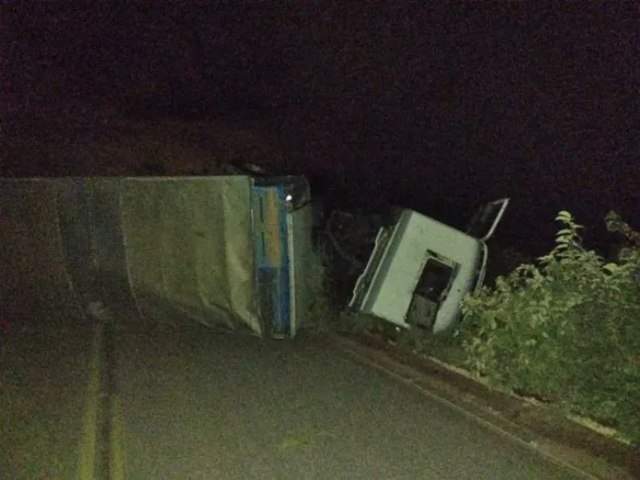 Trecho de rodovia entre Floresta e Ibimirim  interditado aps carreta tombar