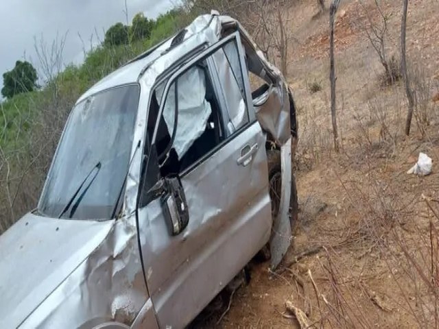 Grave acidente envolvendo carro e nibus deixa feridos em Floresta, PE