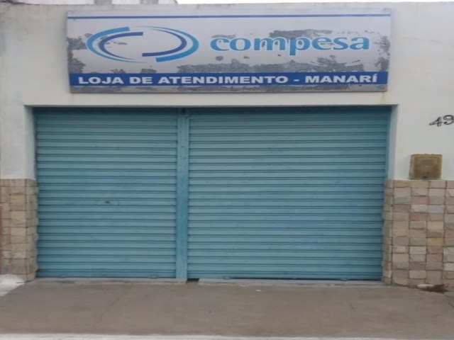 Moradores sofrem com a falta de gua em Manari.