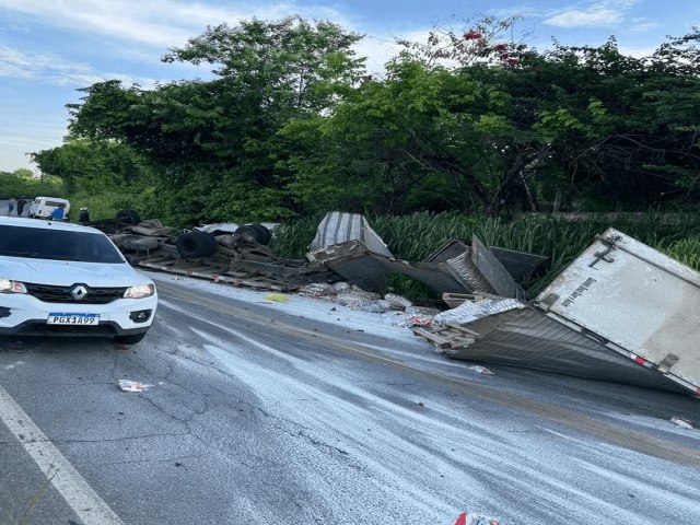 Oito morrem aps Kombi e caminho baterem de frente na PE-50 em Glria do Goit, na Zona da Mata de Pernambuco