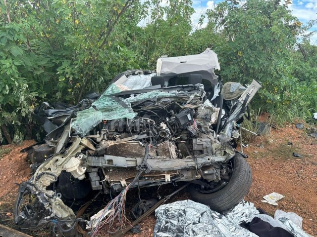 Jovem morre em batida entre carro e caminho em MG 