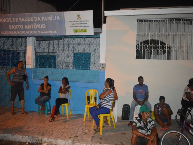 Quatorze horas de espera em uma fila para marcao de exames mdicos em Alagoinhas