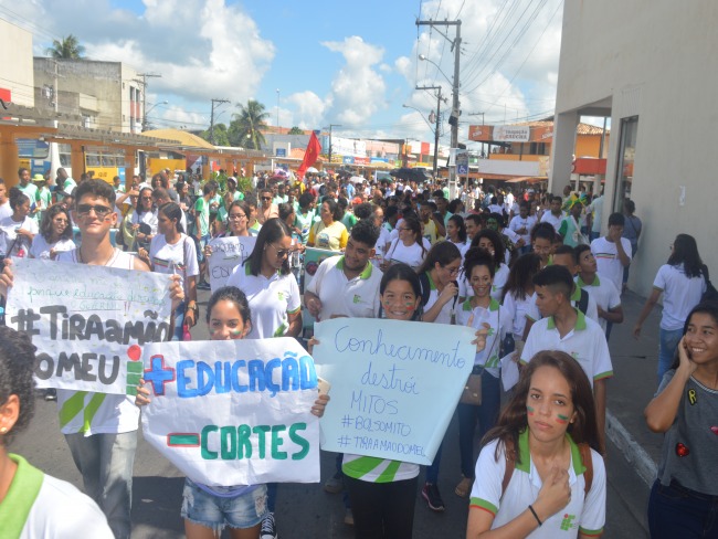 Alagoinhas se mobiliza contra a reforma da Previdncia e cortes em educao