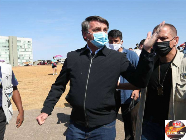 'Vontade de encher sua boca de porrada', diz Bolsonaro a jornalista que o questionou sobre Queiroz
