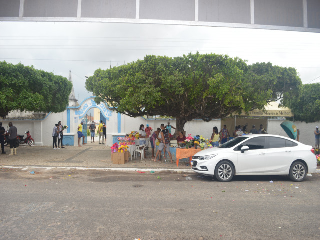 Covid 19 diminui visitao a cemitrios de Alagoinhas durante o dia de Finados e faz vendas despencarem 