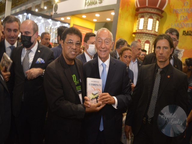 Escritor baiano Silvio Pereira presenteou ao Presidente de Portugal o seu livro
