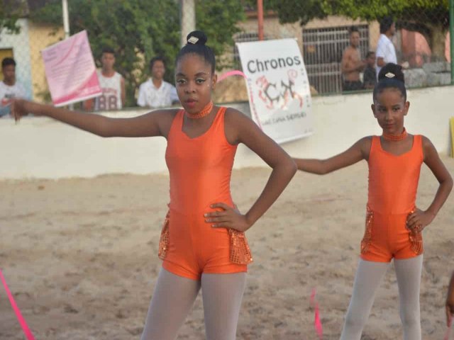 Capoeira, ballet, karat, e futebol de areia marcaram a abertura do Aramari Fest 2023