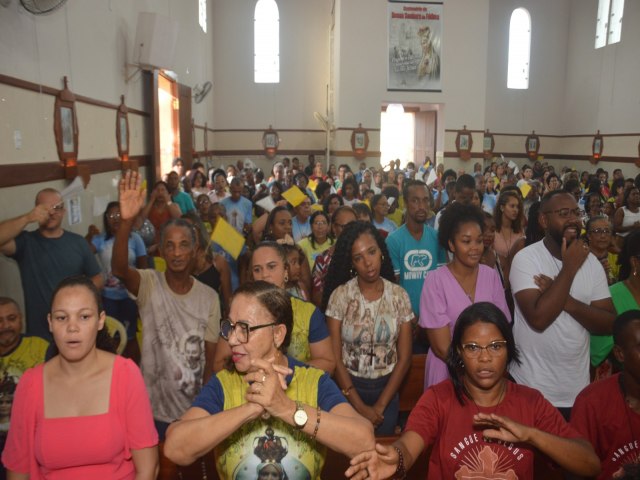 Centenas de pessoas homenageiam Nossa Senhora de Ftima em Alagoinhas 