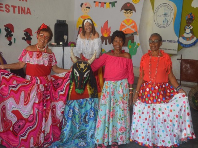 Grupo Feliz Idade comemora o dia do folclore em Alagoinhas