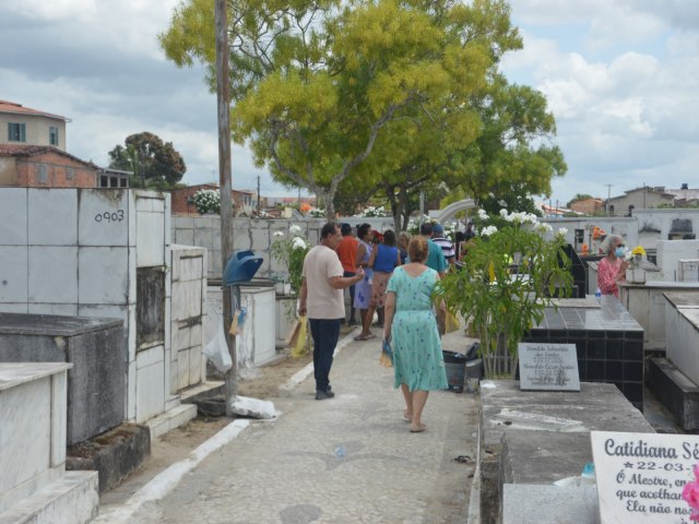 Cemitrios cheios marcam o dia de Finados em Alagoinhas