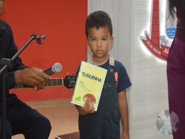 Garoto de cinco anos lana livro em festa de aniversrio da Caspal