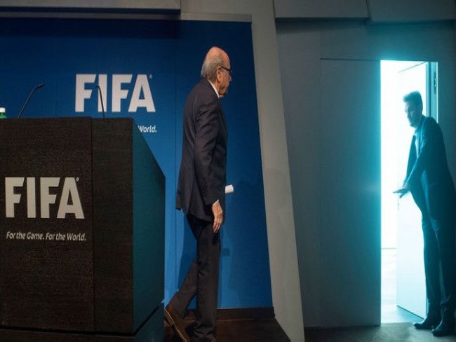 Blatter decide deixar presidência da Fifa e convoca novas eleições