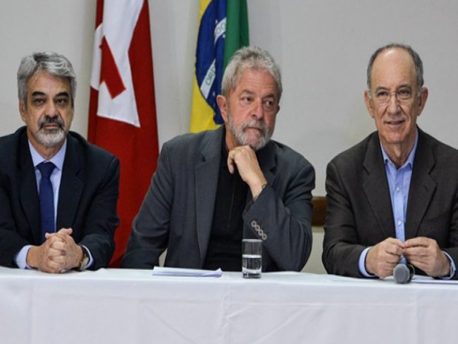 Lula diz a petistas para reagirem ?com o mesmo radicalismo? da oposição