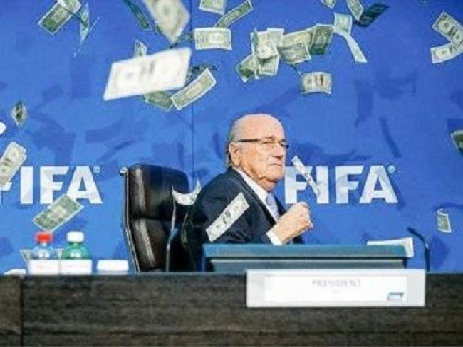Comediante invade coletiva e joga dólares no presidente da Fifa