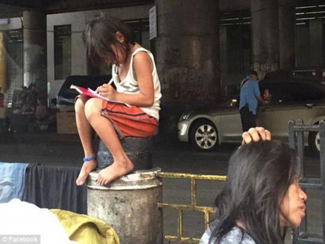 Menina sem-teto comove pessoas ao ser flagrada estudando na rua