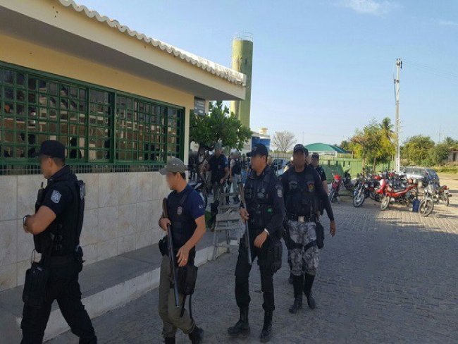 Polícia realiza revista geral na Penitenciária Dr. Edvaldo Gomes em Petrolina