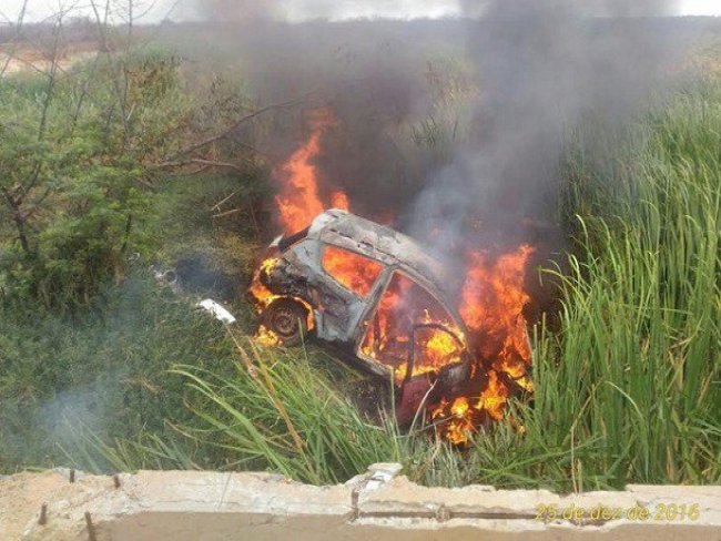 Carro capota e pega fogo após tentativa de assalto em Petrolina; Uma pessoa morreu
