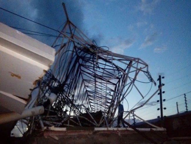 Ventania: Torre de internet cai e casas são danificadas no Cacheado em Petrolina