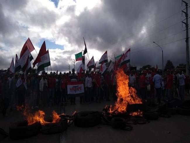 Em Pernambuco, trabalhadores rurais aderem ao movimento nacional de manifestações contra cortes do governo e bloqueiam várias rodovias