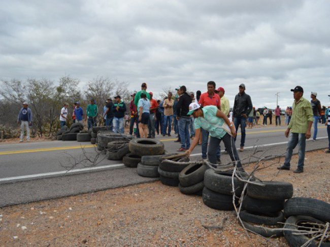 Cabrob: Contra os cortes no oramento federal para agricultura familiar em 2018, trabalhadores bloqueiam rodovias no Trevo do Ib