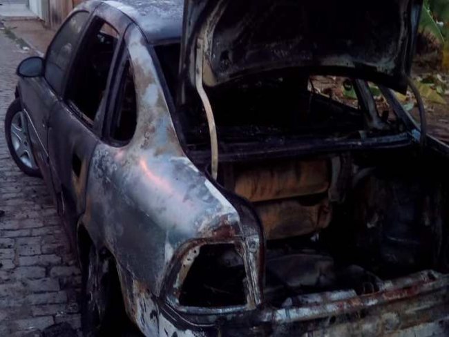 Guerra de fogos em Juazeiro termina com veículo incendiado e casas deterioradas por Edenevaldo Alves