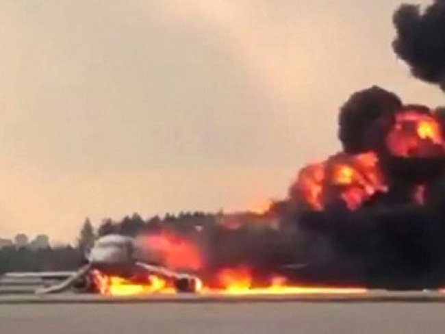 Incêndio em avião de passageiros na Rússia deixa 41 mortos por Edenevaldo Alves