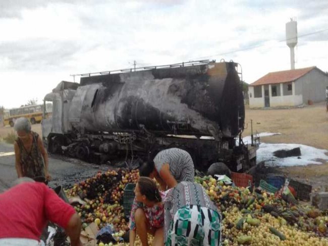 Populares saquearam carga de frutas durante batida envolvendo caminhão-tanque em Juazeiro; veículo estava sem combustível por Edenevaldo Alves