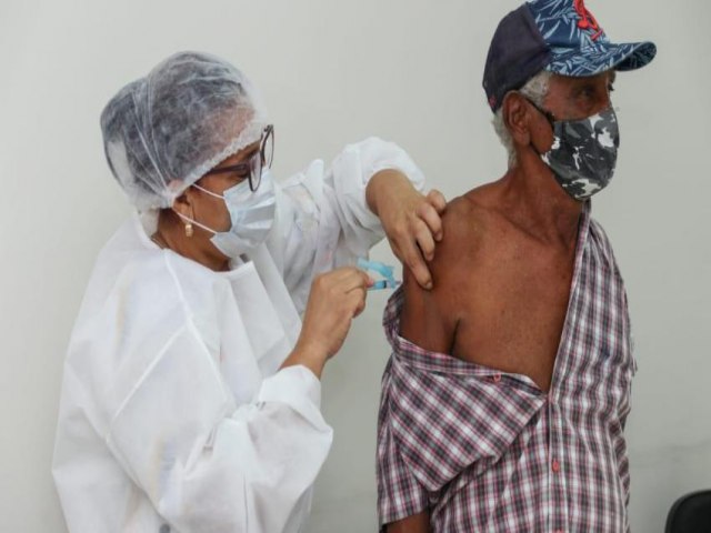 Petrolina (PE) vacina idosos com mais de 80 anos que vivem na zona rural