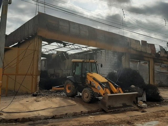 Fogo atinge galpão de fábrica de colchões na BR-407 em Petrolina (PE); veja o vídeo